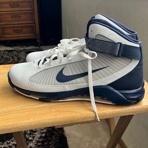 Nike hyper max size 18, navy and white